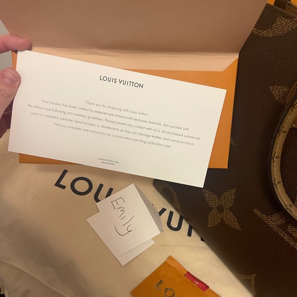 LOUIS VUITTON ON THE GO MM MONOGRAM PURSE - Picture 9 of 10